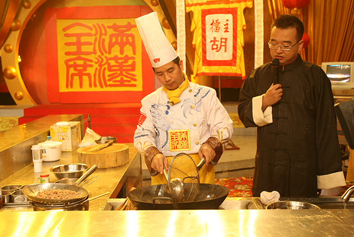 榮譽集團胡滿榮大師參加中央電視臺《滿漢全席》烹飪大賽現場